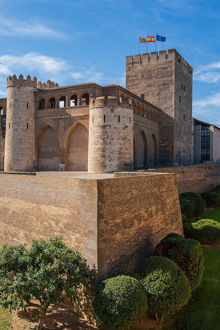 Der Aljaferia-Palast ist ein befestigter mittelalterlicher Palast, der in der zweiten Hälfte des 11. Jahrhunderts in der Taifa von Zaragoza in Al-Andalus, dem heutigen Zaragoza, Aragonien, Spanien, erbaut wurde