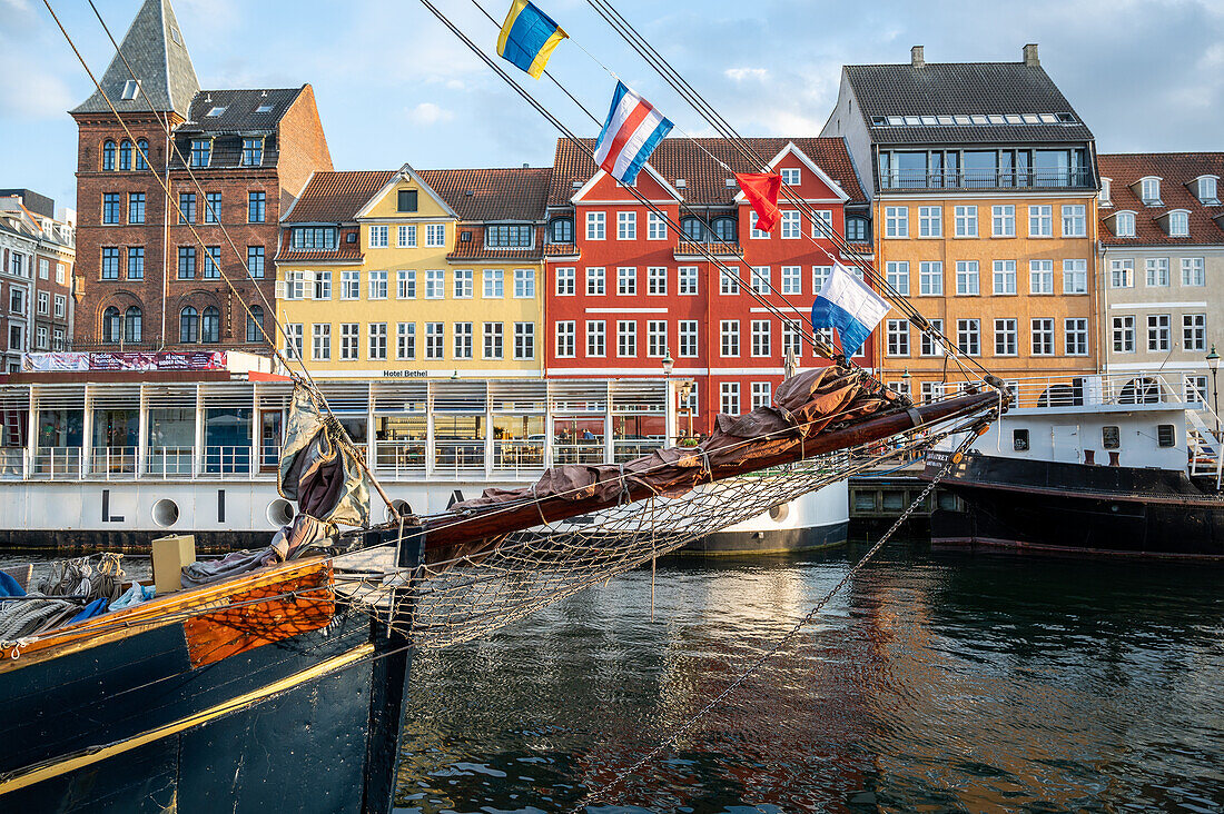 Bunte Fassade und alte Schiffe am Nyhavn-Kanal in Kopenhagen, Dänemark