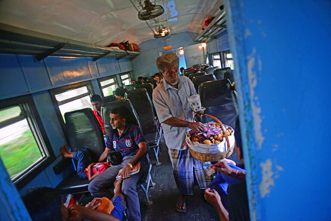Lebensmittelverkäufer im Zug, Sri Lanka