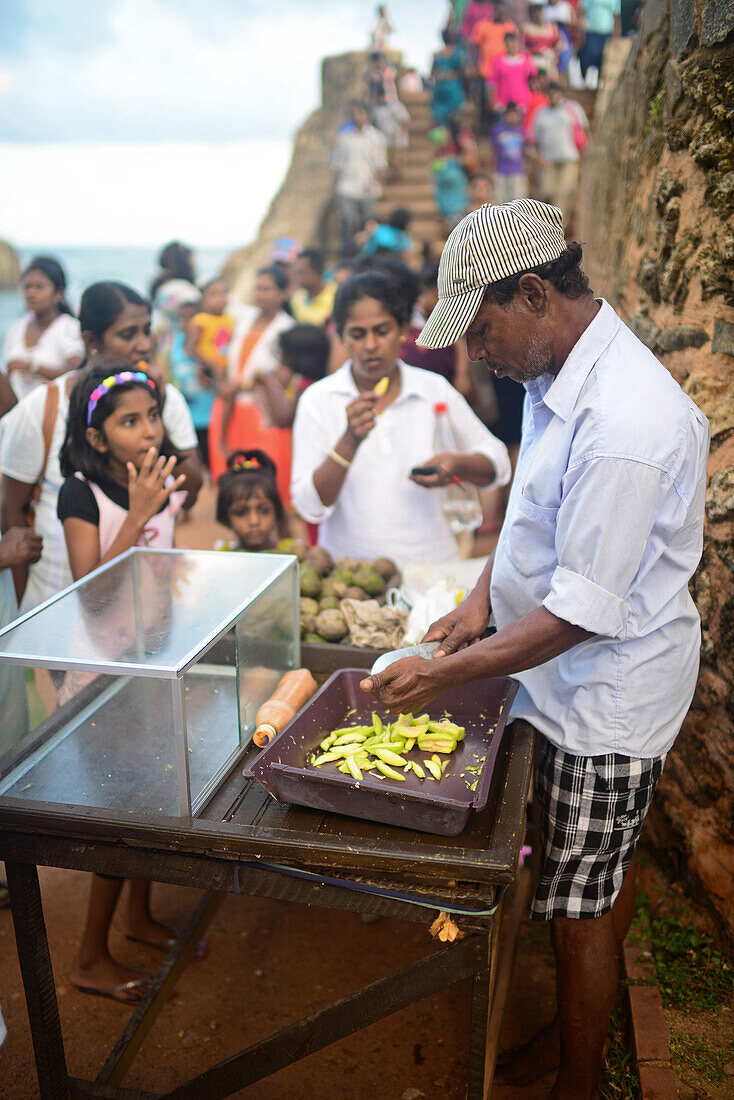 Ambulanter Lebensmittelverkäufer im UNESCO-Weltkulturerbe Galle Fort während des Binara-Vollmond-Poya-Tages