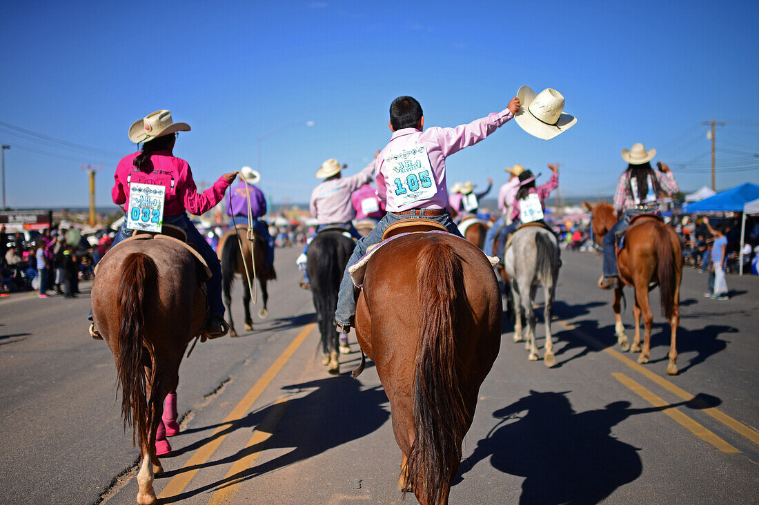 Morgenparade auf der Navajo Nation Fair, einer weltbekannten Veranstaltung, auf der die Landwirtschaft, die Kunst und das Kunsthandwerk der Navajo präsentiert und das kulturelle Erbe der Navajo durch kulturelle Unterhaltung gefördert und bewahrt wird. Window Rock, Arizona