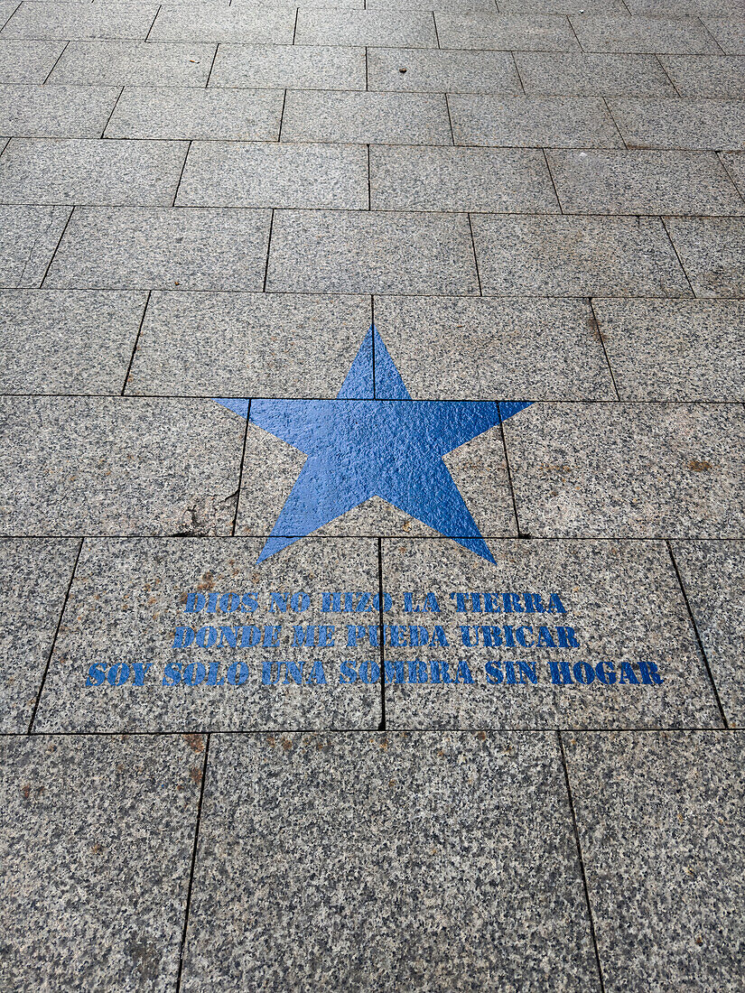 Ein Sternenpfad mit Sätzen aus dem Film Estrella Azul" über das Leben des lokalen Musikers Mauricio Aznar bedeckt den Paseo Independencia in Zaragoza, Wochen vor der Premiere".