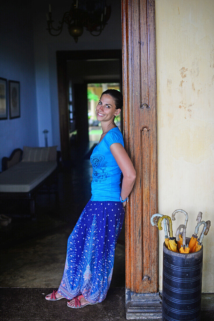 Junge attraktive Frau im The Dutch House, Galle, Sri Lanka