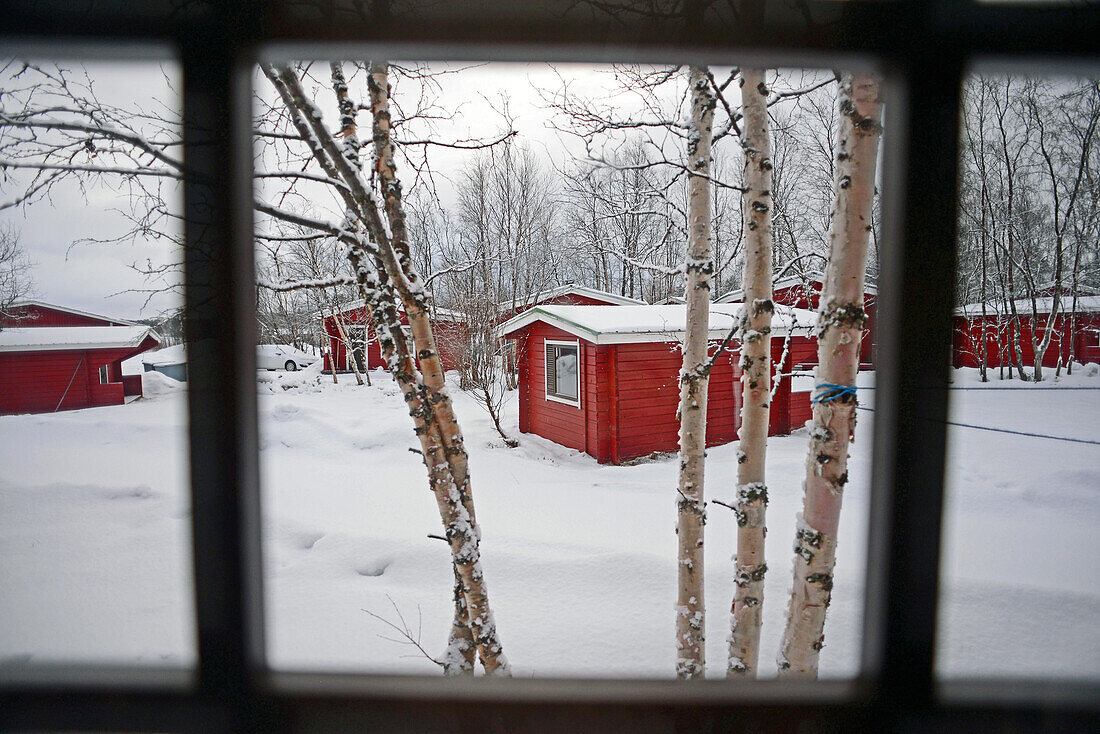 Holzhütten von VisitInari neben dem Inari-See, Lappland, Finnland