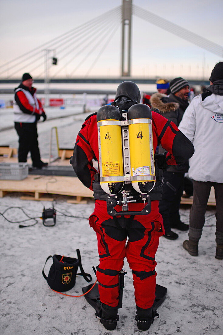 Rettungstaucher bei den Winterschwimmweltmeisterschaften 2014 in Rovaniemi, Finnland
