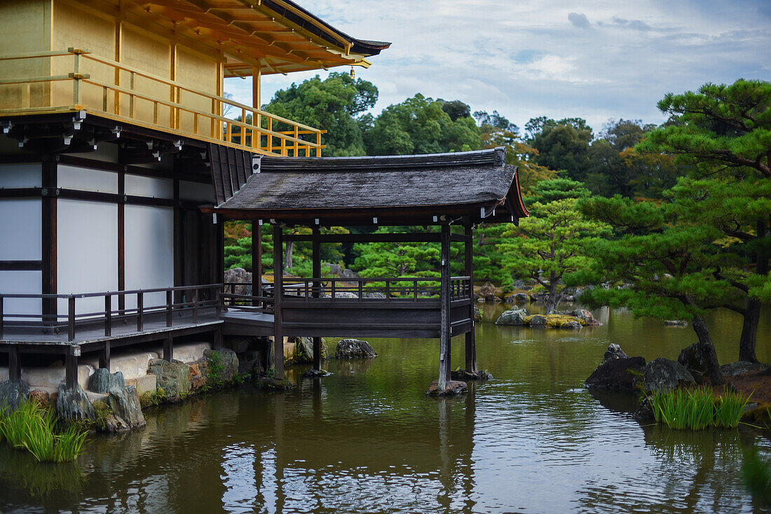 Der Kinkaku-ji, offiziell Rokuon-ji genannt, ist ein buddhistischer Zen-Tempel in Kyoto, Japan