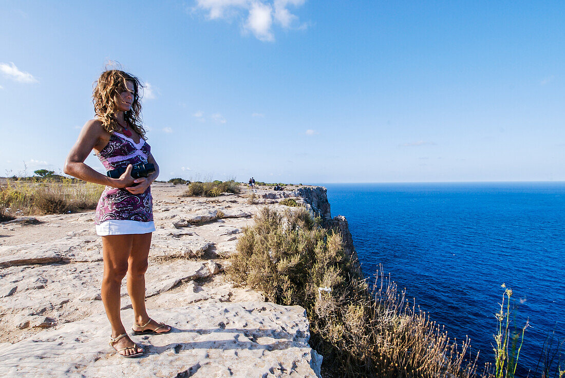 Frau schaut auf den Horizont in Formentera, Spanien
