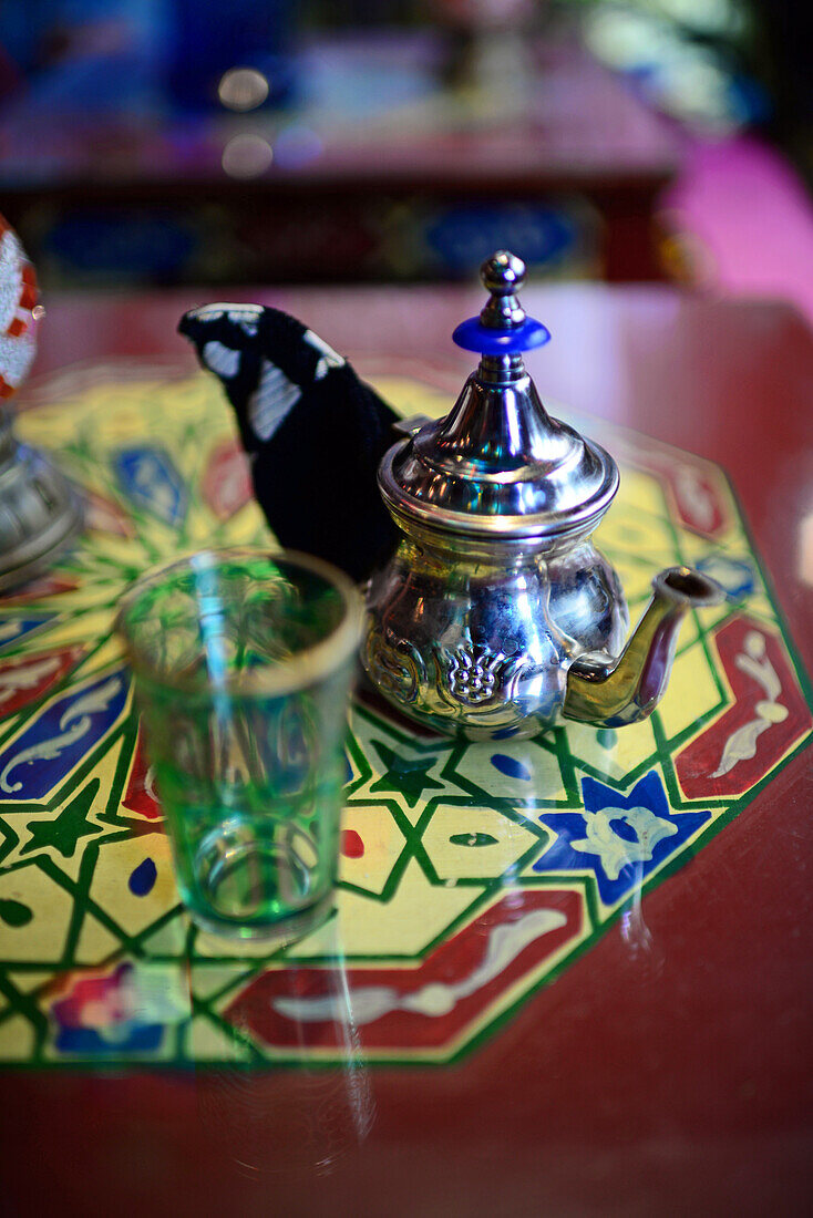 Teeglas und Dose auf dem Tisch eines Teehauses, Granada, Spanien