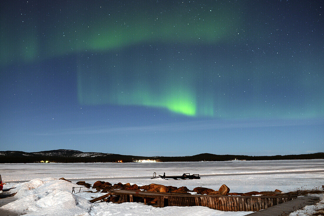 Aurora Borealis (Nordlicht) über dem Inari-See, Lappland, Finnland