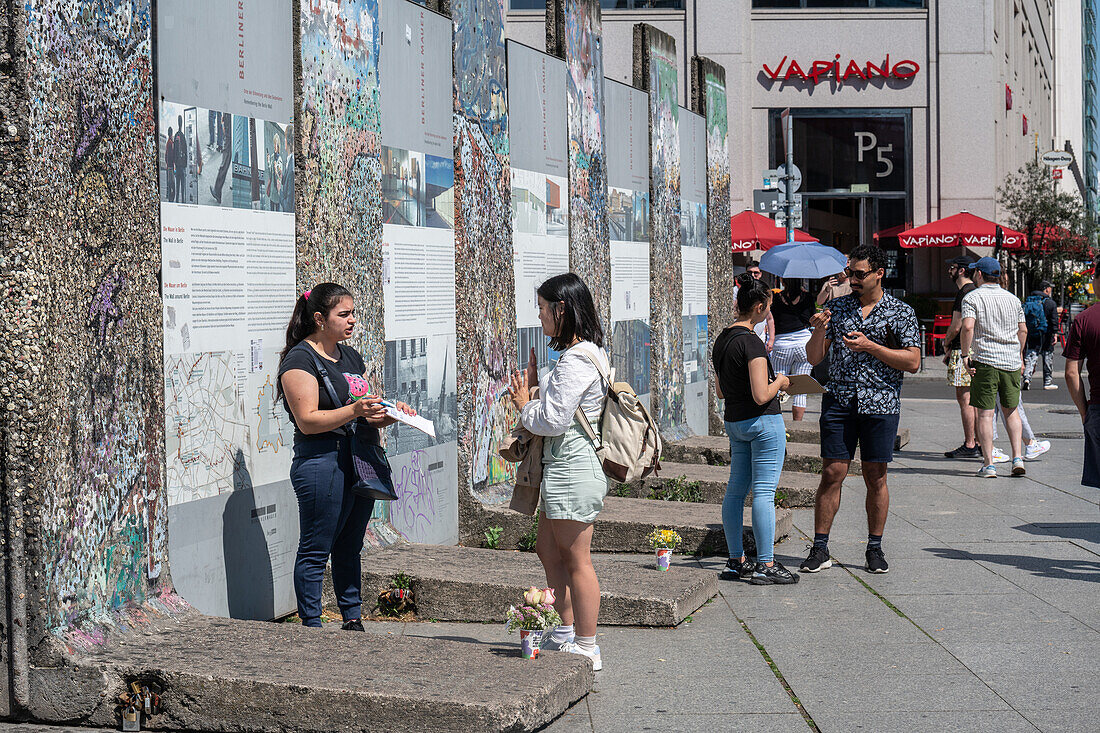 Ein Teil der berühmten Berliner Mauer wird am Potsdamer Platz in Berlin ausgestellt
