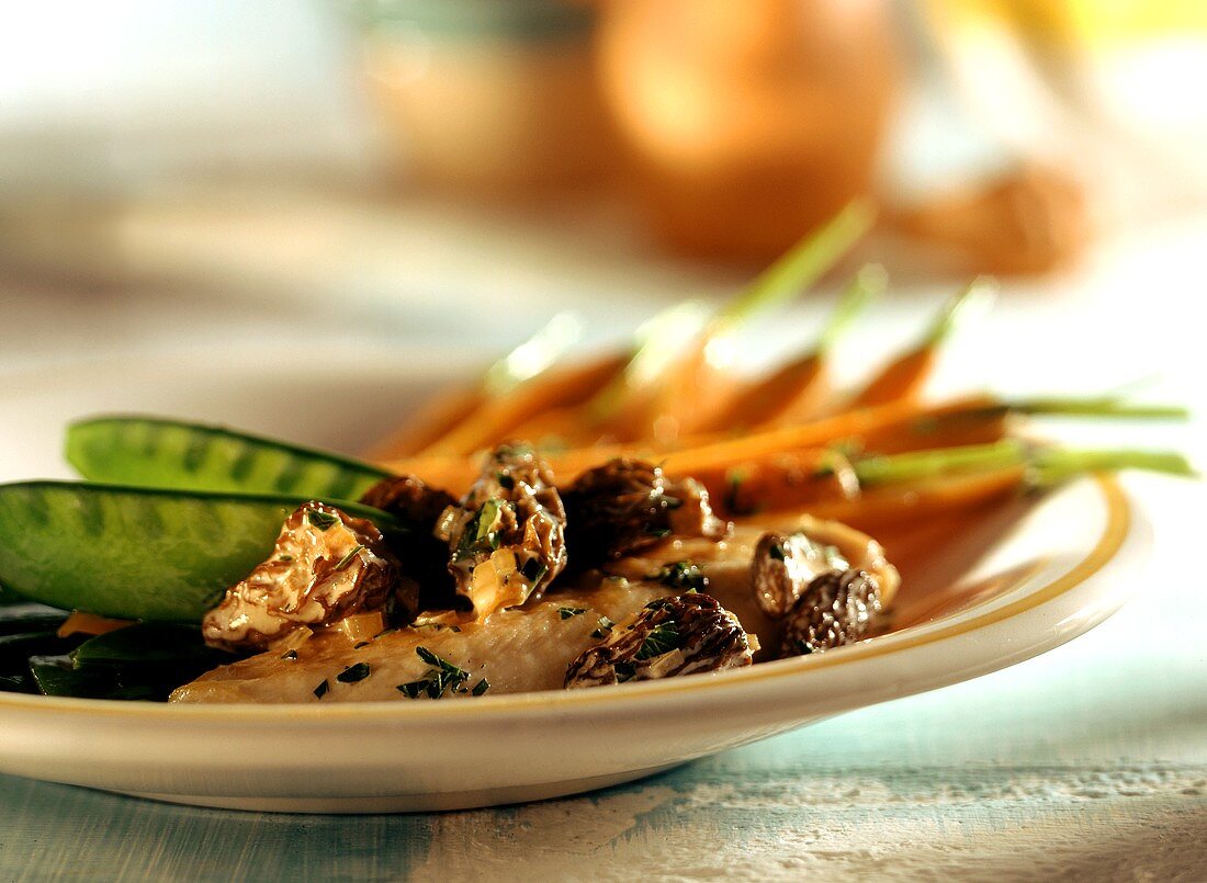 Hähnchenbrust mit Morcheln & Gemüse auf Teller