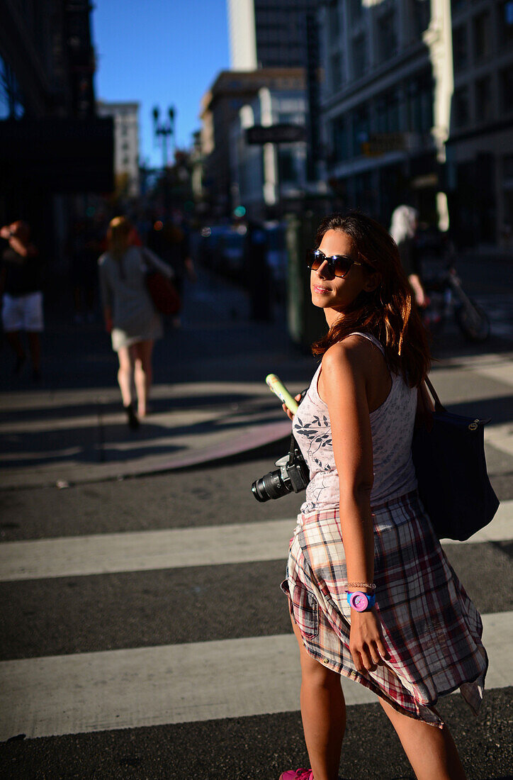 Attraktive junge Frau geht durch die Straßen von San Francisco, Kalifornien