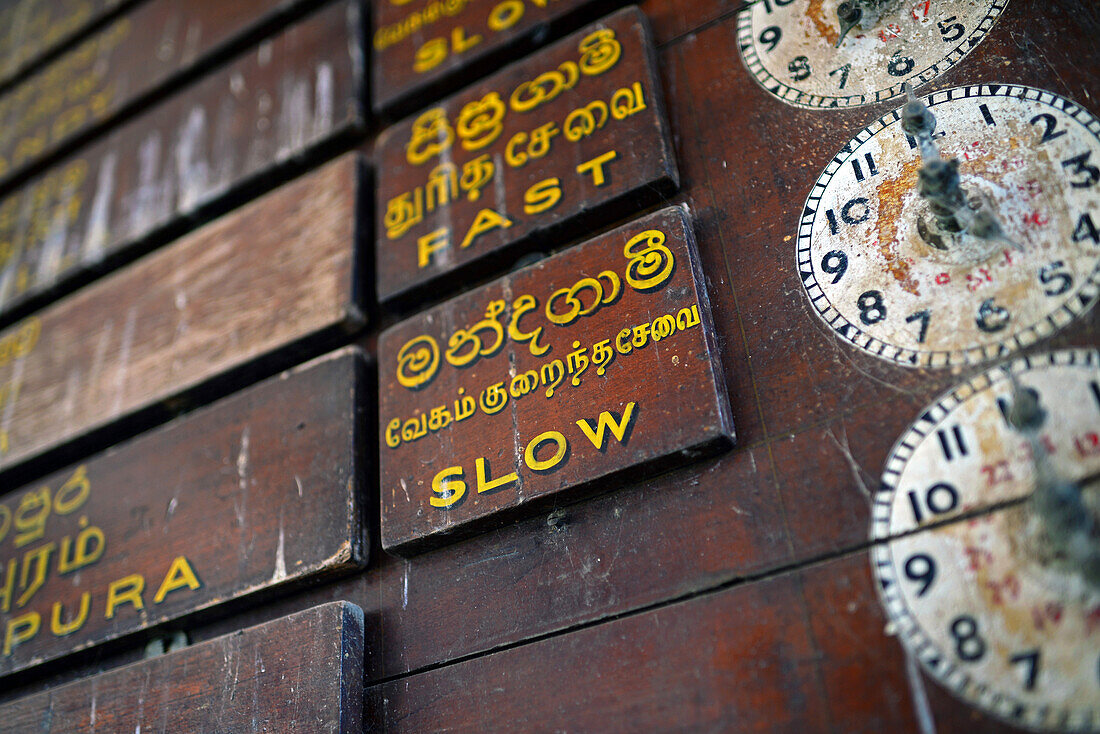 Alte Holzuhren und Fahrpläne im Bahnhof, Sri Lanka