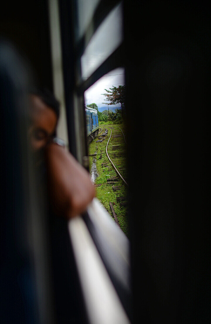 Schlafender Mann auf der Zugfahrt von Kandy nach Nuwara Eliya, Sri Lanka