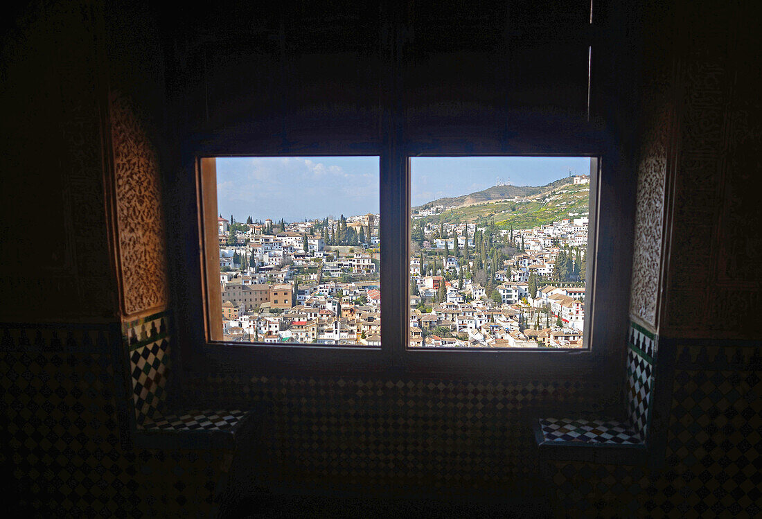 Blick auf Granada aus dem Fenster der Nasridenpaläste in der Alhambra, einer Palast- und Festungsanlage in Granada, Andalusien, Spanien