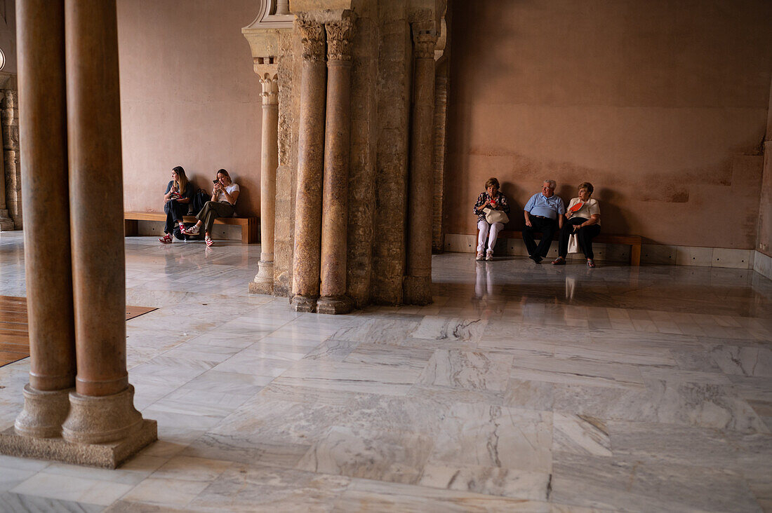 Der Aljaferia-Palast ist ein befestigter mittelalterlicher Palast, der in der zweiten Hälfte des 11. Jahrhunderts in der Taifa von Zaragoza in Al-Andalus, dem heutigen Zaragoza, Aragonien, Spanien, erbaut wurde