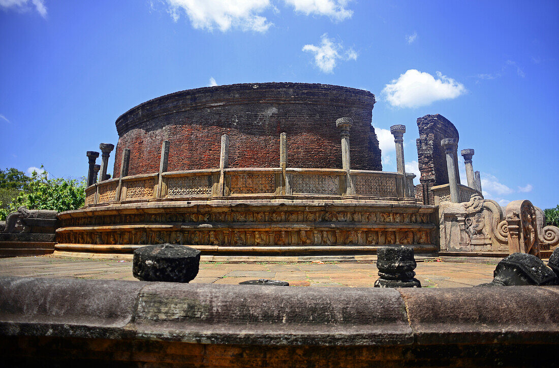 Das Vatadage, ein typisches rundes Reliquienhaus im heiligen Viereck der antiken Stadt Polonnaruwa, Sri Lanka