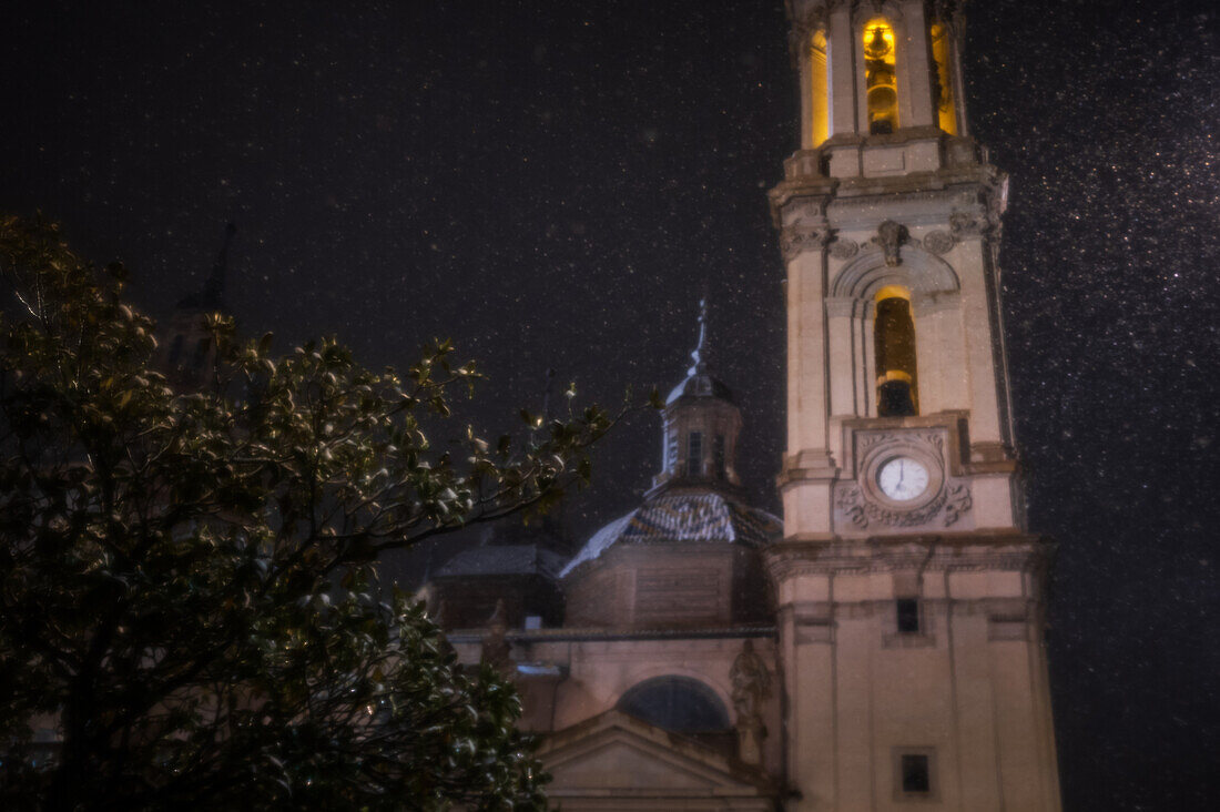 Schneefall über der Basilika El Pilar während des Sturms Juan in Zaragoza, Spanien