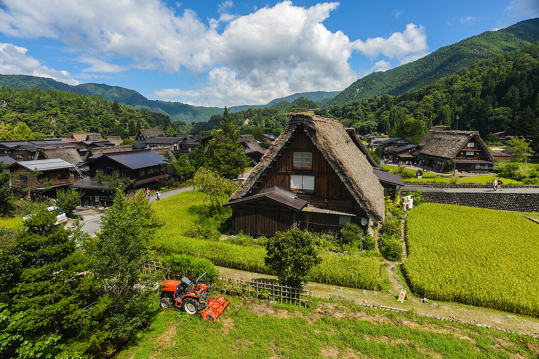 Shirakawa-go, traditionelles Dorf, das einen als gassho-zukuri bekannten Baustil zeigt, Präfektur Gifu, Japan