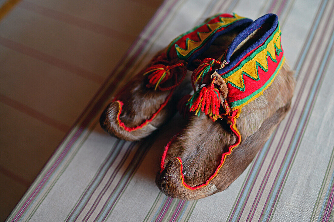 Traditionelle handgefertigte Schuhe aus Pelz, S?mi. Im Haus von Tuula Airamo, einer S?mi-Nachfahrin und Rentierzüchterin, am Muttus-See. Inari, Lappland, Finnland