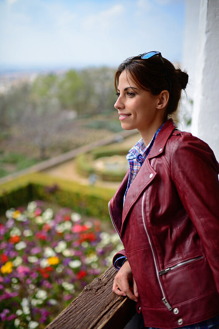 Junge Frau beim Besuch der Alhambra, einer Palast- und Festungsanlage in Granada, Andalusien, Spanien