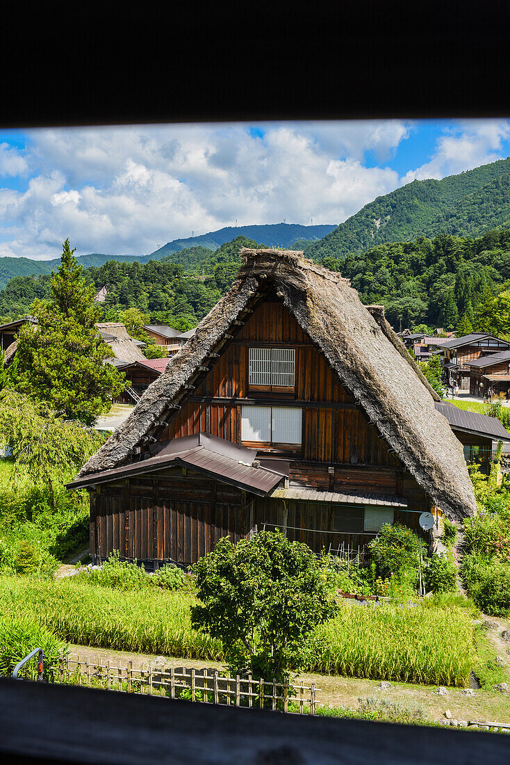 Shirakawa-go, traditionelles Dorf, das einen als gassho-zukuri bekannten Baustil zeigt, Präfektur Gifu, Japan