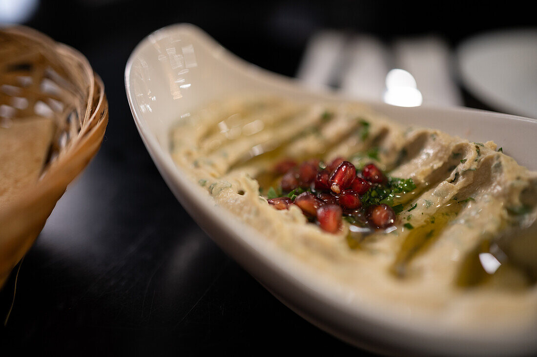 Hummus-Gericht im Restaurant Mosaico, Zaragoza, Spanien