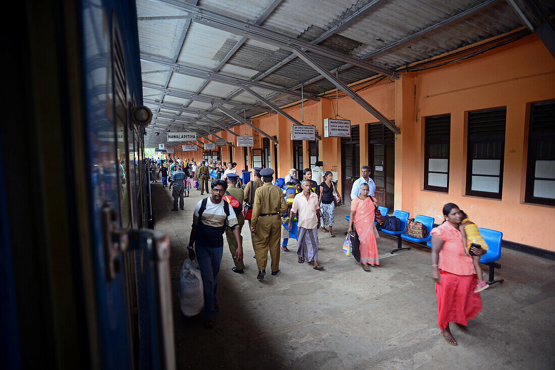Bahnhof Nawalapitiya. Zugfahrt von Kandy nach Nuwara Eliya, Sri Lanka