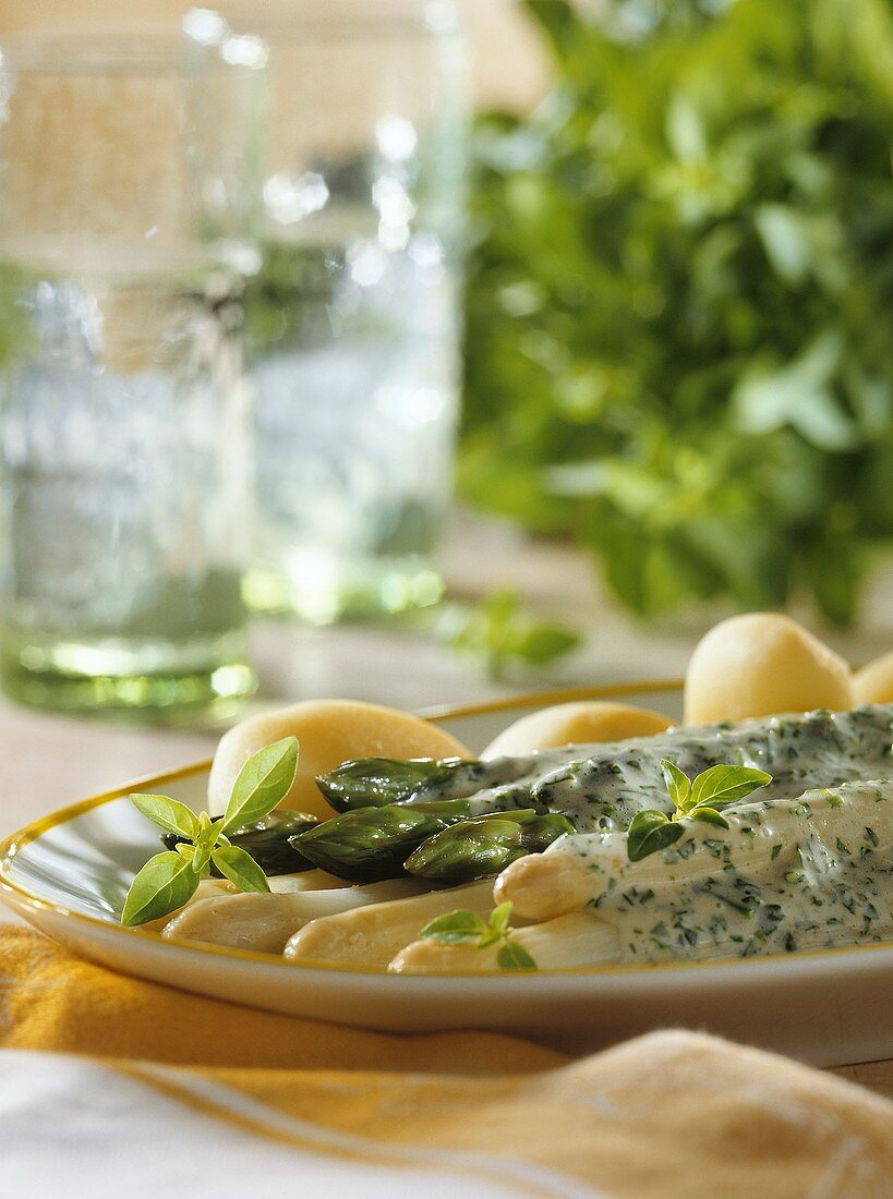 Zweierlei Spargel mit Kräutersabayon & Pellkartoffeln