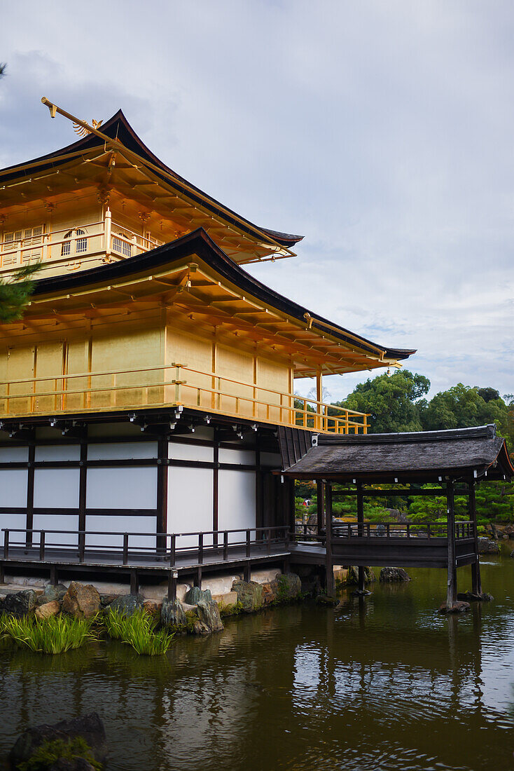 Der Kinkaku-ji, offiziell Rokuon-ji genannt, ist ein buddhistischer Zen-Tempel in Kyoto, Japan