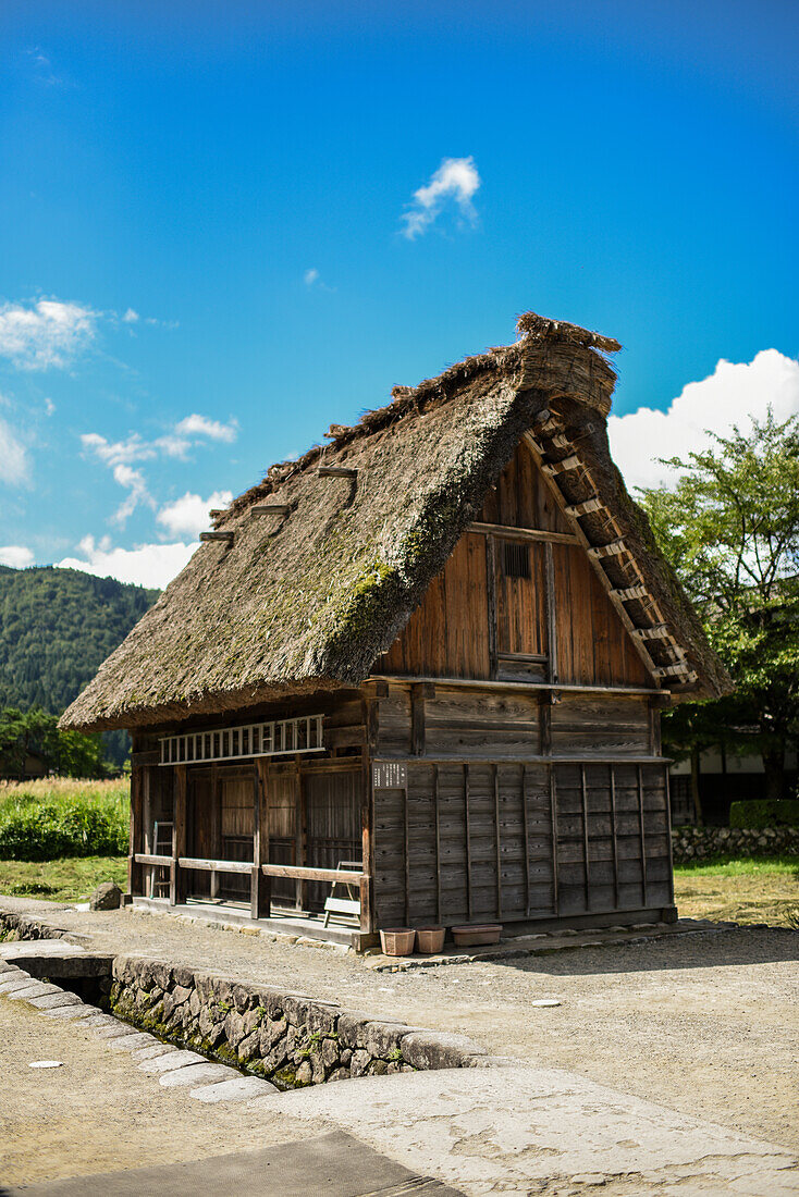 Shirakawa-go, traditionelles Dorf, das einen als gassho-zukuri bekannten Baustil zeigt, Präfektur Gifu, Japan