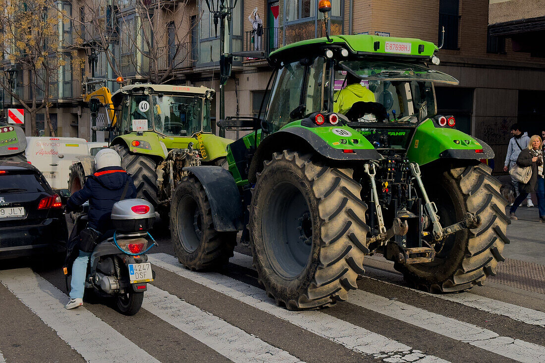 Hunderte von Traktoren blockieren mehrere Straßen in Aragonien und dringen in Zaragoza ein, um gegen EU-Verordnungen zu protestieren und mehr Hilfe von der Regierung zu fordern