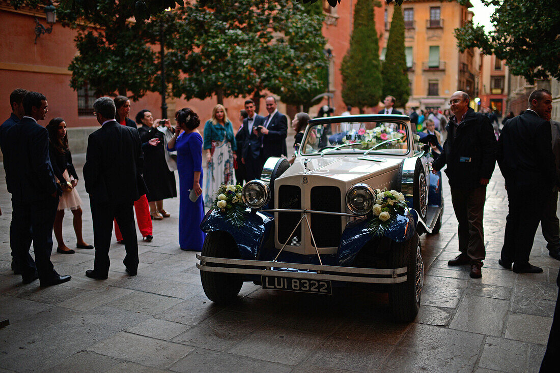 Klassisches Auto vor einer Kirche für eine Hochzeitsfeier, Granada, Spanien