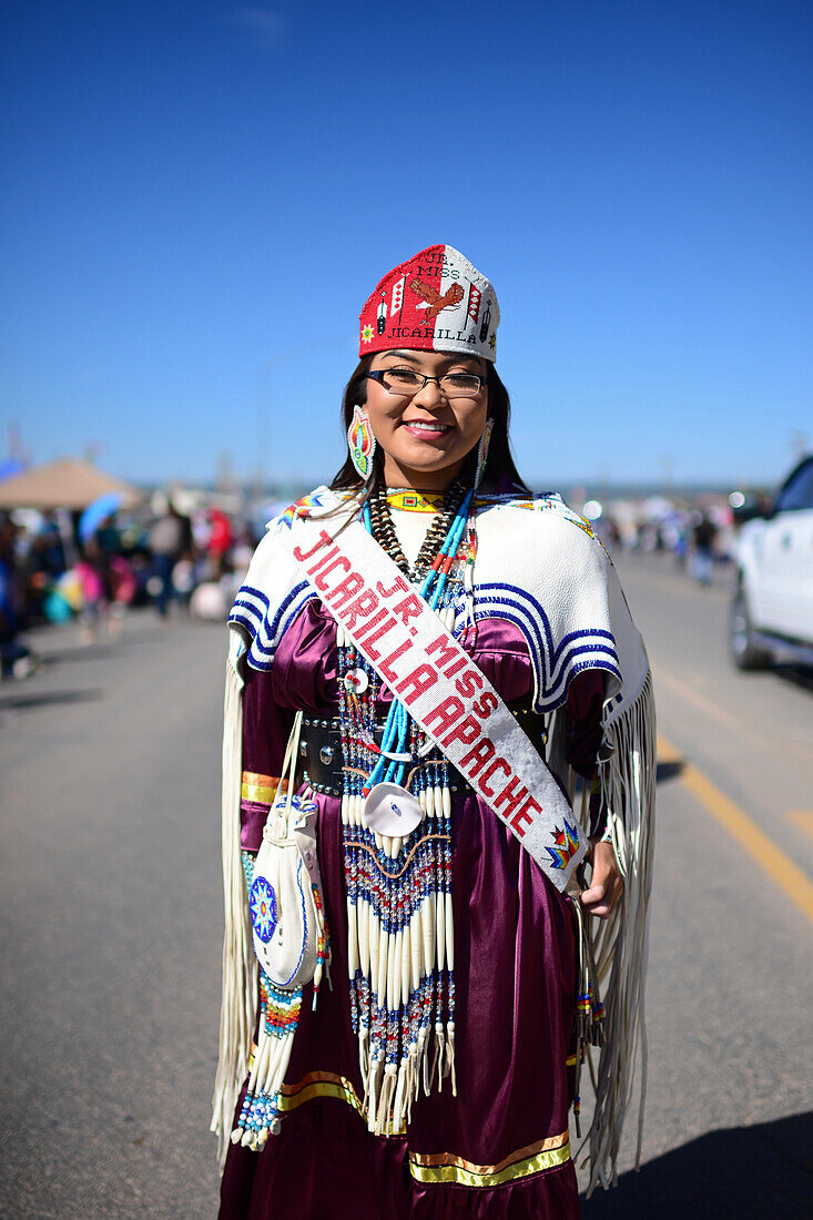 Morgenparade auf der Navajo Nation Fair, einer weltbekannten Veranstaltung, auf der die Landwirtschaft, die Kunst und das Kunsthandwerk der Navajo präsentiert und das kulturelle Erbe der Navajo durch kulturelle Unterhaltung gefördert und bewahrt wird. Window Rock, Arizona