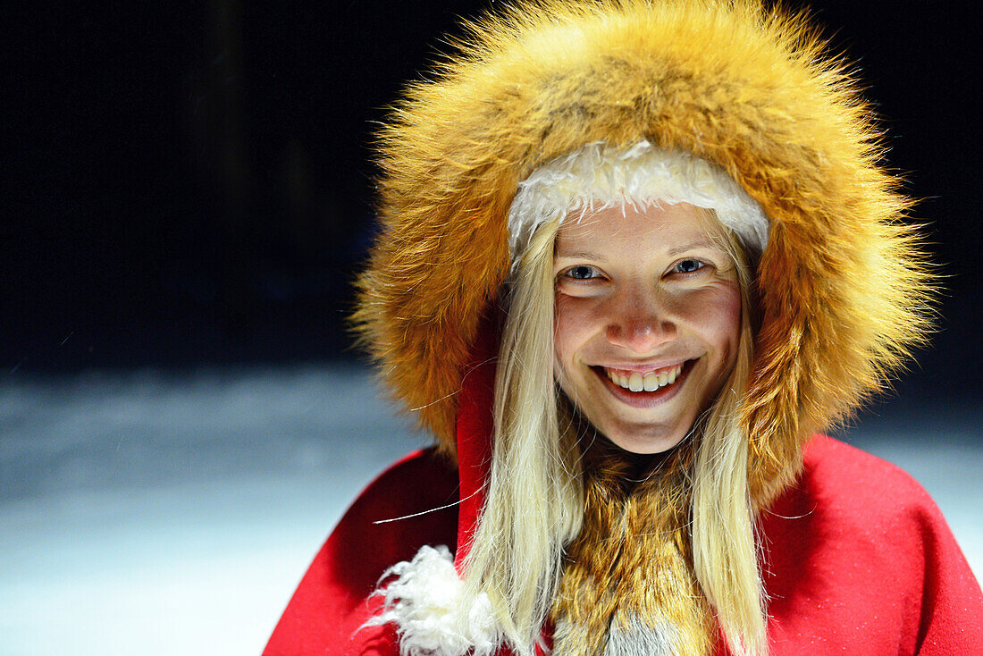 Süße blonde Frau als Elfe verkleidet. Lappland, Finnland