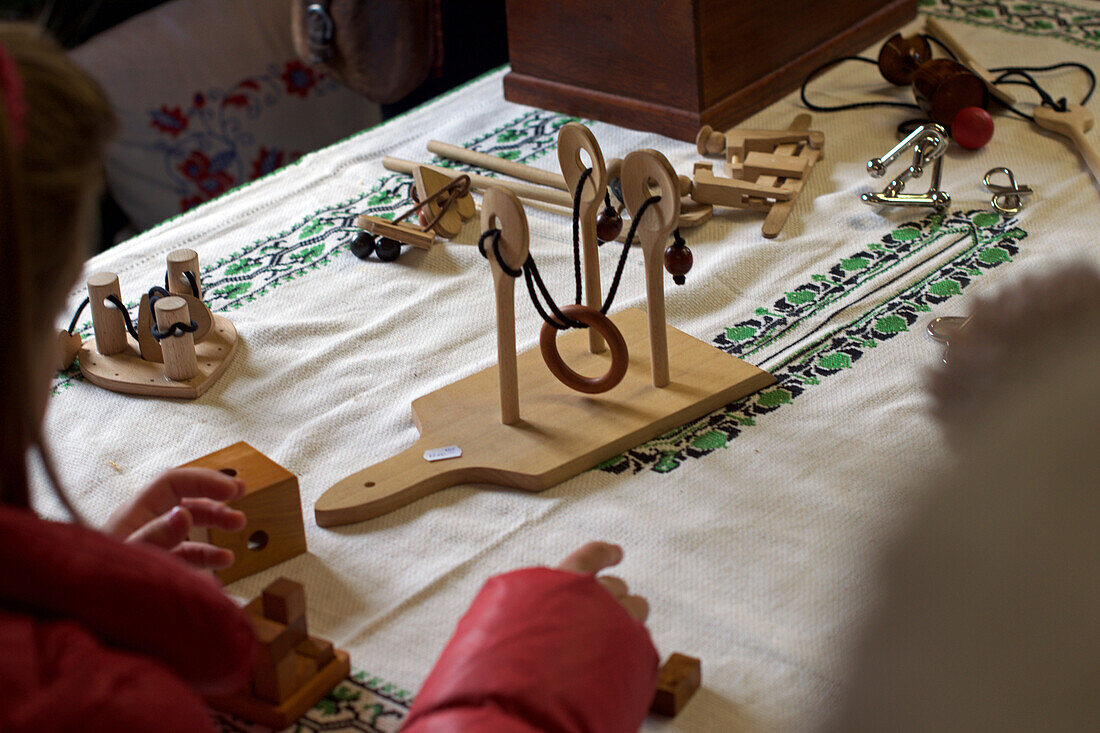 Hölzerne Puzzlespiele. Traditionelle Kostüme und Volksbräuche beim Osterfest in Holl?k?, einem zum UNESCO-Welterbe gehörenden Dorf in den Cserh?t-Bergen des nördlichen Berglands, Ungarn