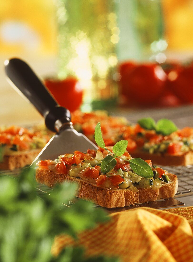 Pizza-Toast mit Zucchini, Tomaten & Mozzarella auf Heber