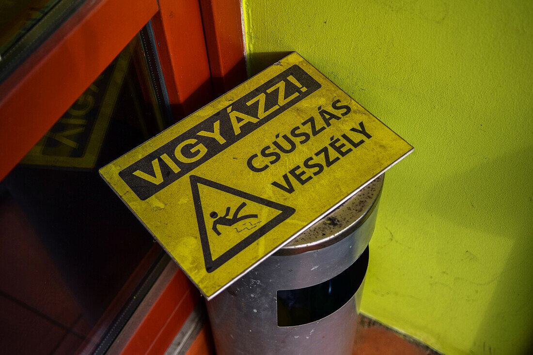 Ungarisches Schild mit der Aufschrift Vorsicht, rutschig"".
