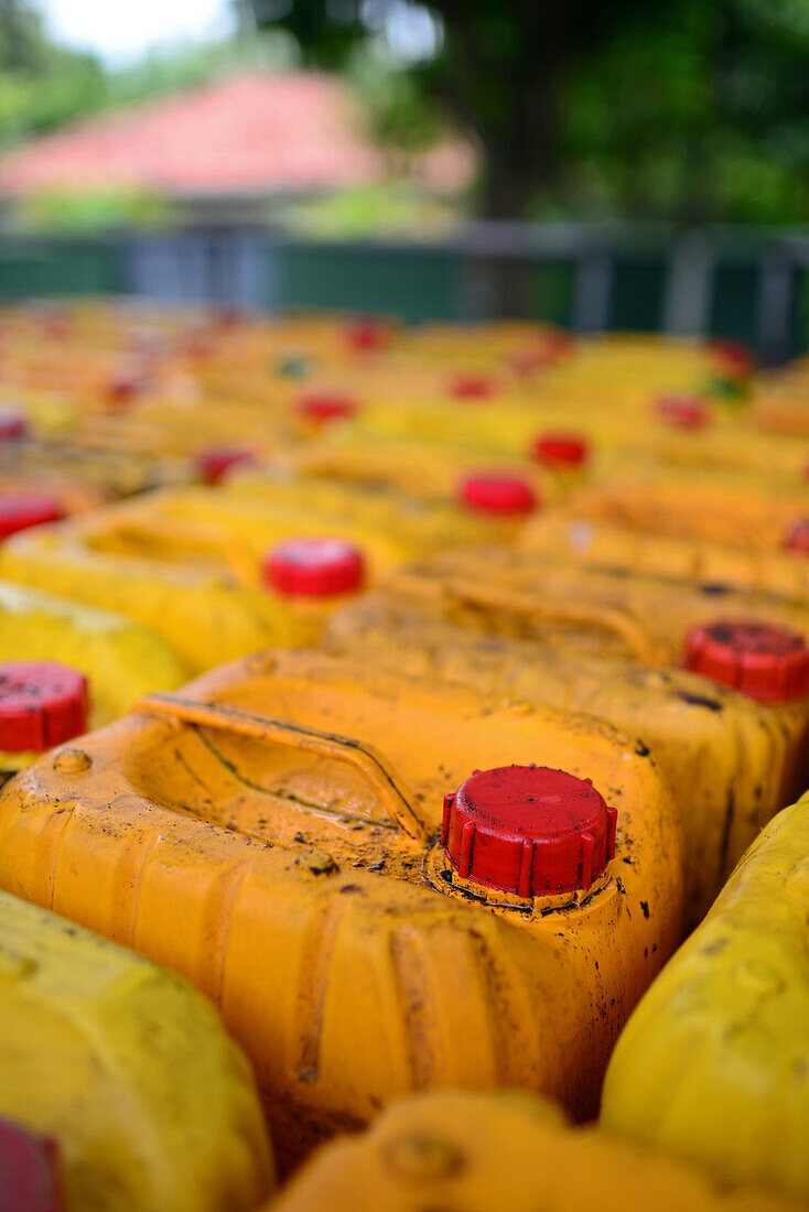 Flaschen in einem Fahrzeug, Weligama, Sri Lanka