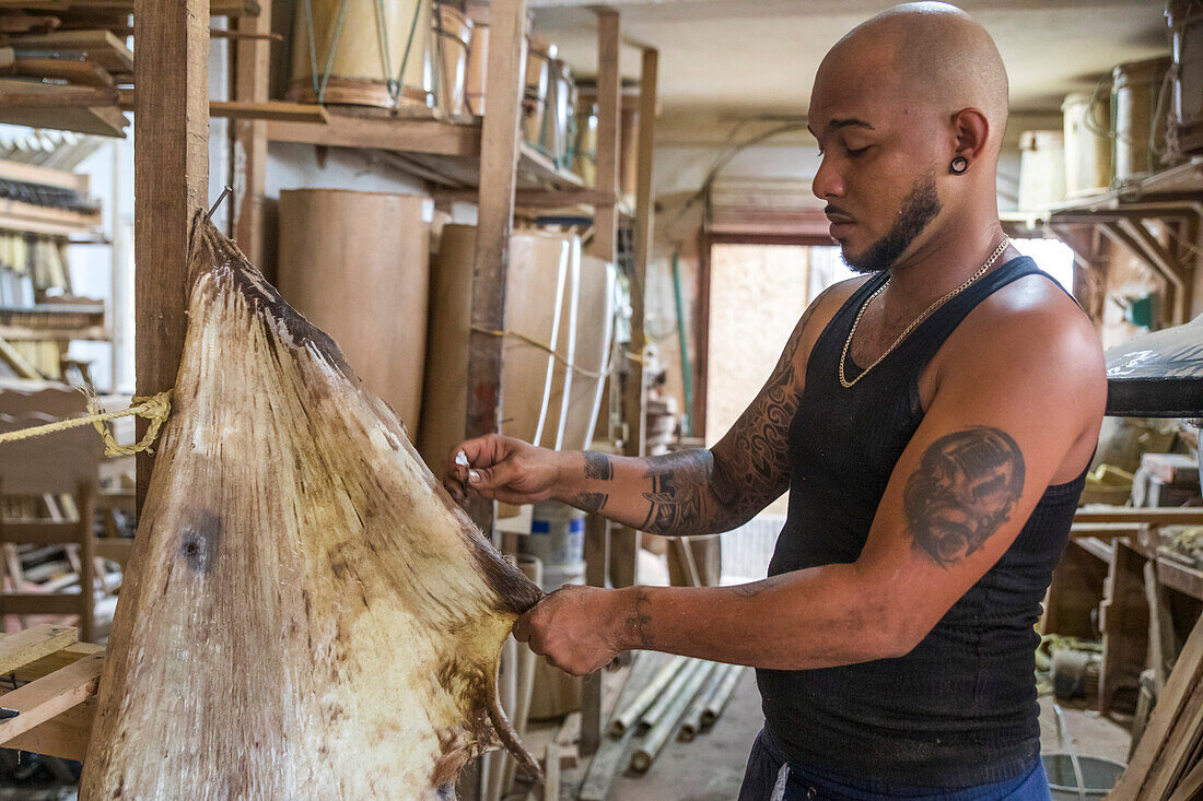 The Tumac Foundation has been working for 50 years to preserve the traditional knowledge of Afro-descendant communities in the Colombian South Pacific; through dance, music and the manufacture of instruments typical of this region: conunos, bass drums, guasas and marimbas built with native woods of the region.