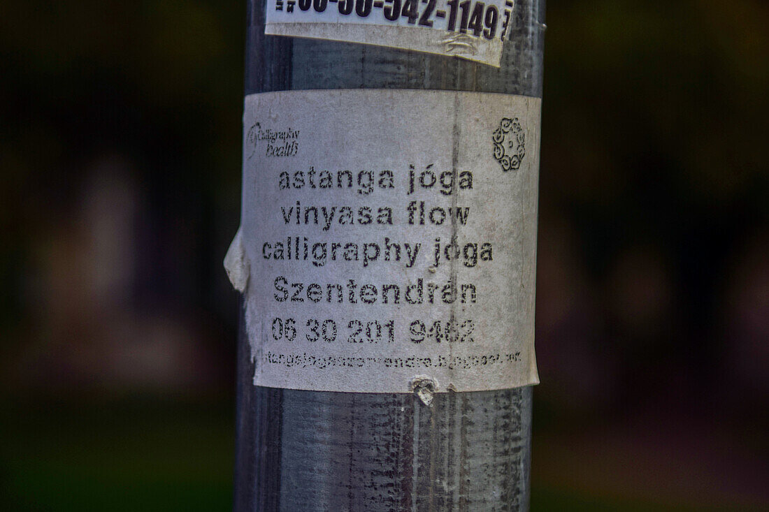 Yogakurs-Anzeige in Straßenpost, Szentendre, Ungarn