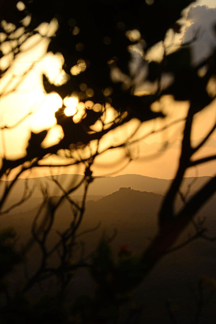 Blick von Sigiriya oder Sinhagiri, einer alten Felsenfestung im nördlichen Matale-Distrikt nahe der Stadt Dambulla in der Zentralprovinz, Sri Lanka