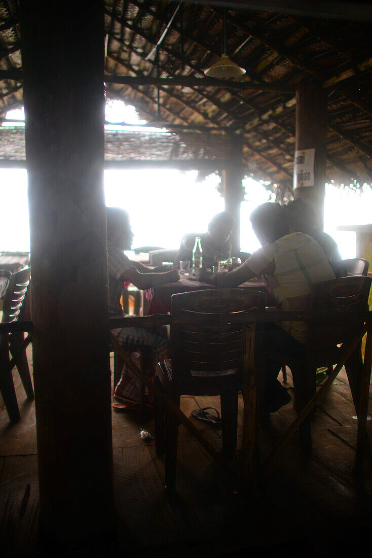 Gruppe von Menschen in einem Restaurant, Ahangama, Sri Lanka