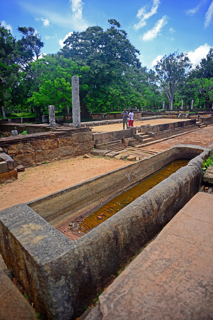 Das aus Stein gehauene "Bath Oruwa" oder Reiskanu im Hauptrefugium der Ruinen des Abhayagiriya-Komplexes, Anuradhapura, Sri Lanka