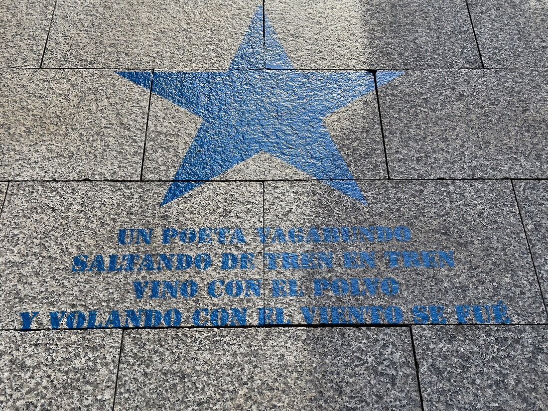 Ein Sternenpfad mit Sätzen aus dem Film Estrella Azul" über das Leben des lokalen Musikers Mauricio Aznar bedeckt den Paseo Independencia in Zaragoza, Wochen vor der Premiere".