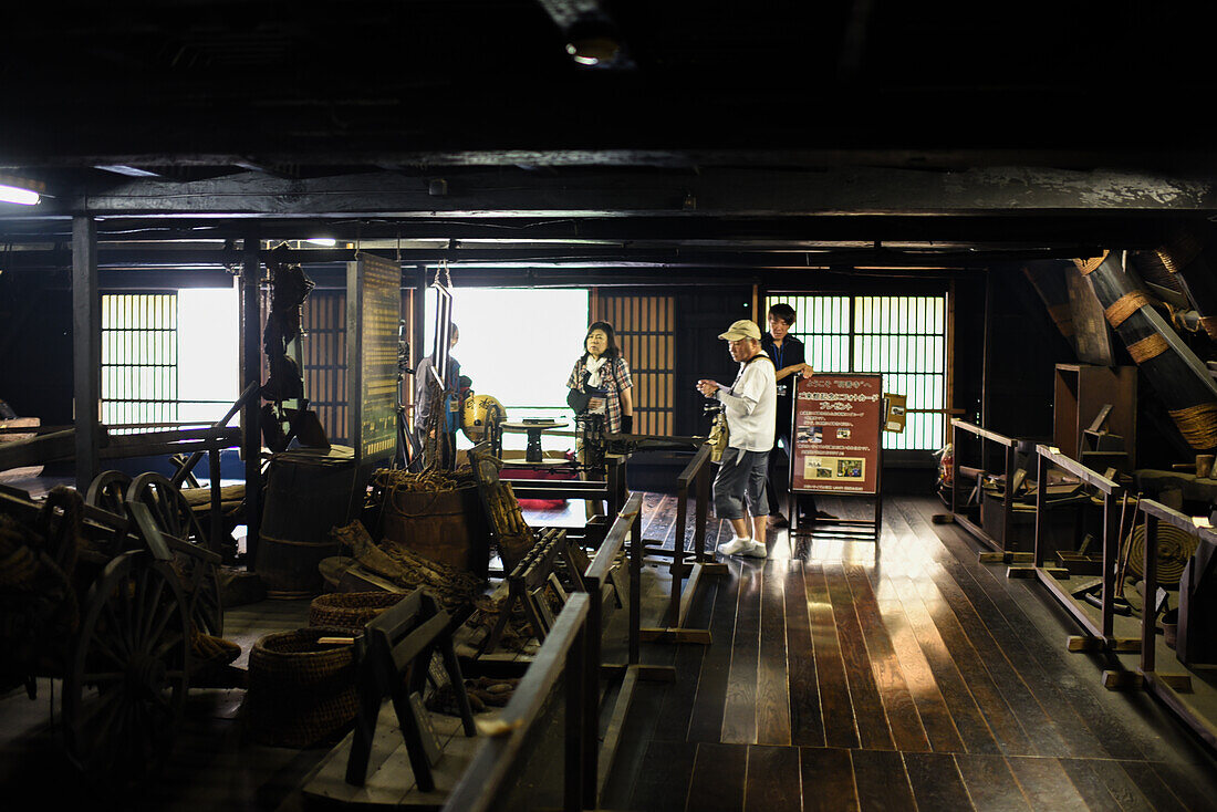 Ausstellung über Landwirtschaft und Werkzeuge für den Lebensunterhalt in Shirakawa-go, einem traditionellen Dorf, in dem ein als gassho-zukuri bekannter Baustil gezeigt wird, Präfektur Gifu, Japan
