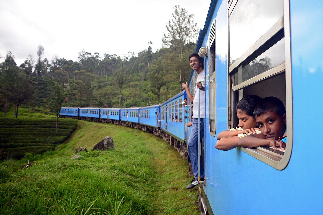 Junge Reisende genießen Zugfahrt von Kandy nach Nuwara Eliya, Sri Lanka