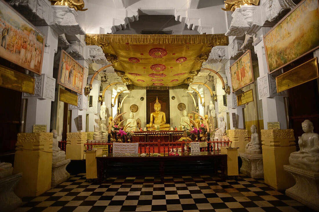 Goldene Buddha-Statue im Inneren des Tempels der heiligen Zahnreliquie, Kandy, Sri Lanka,