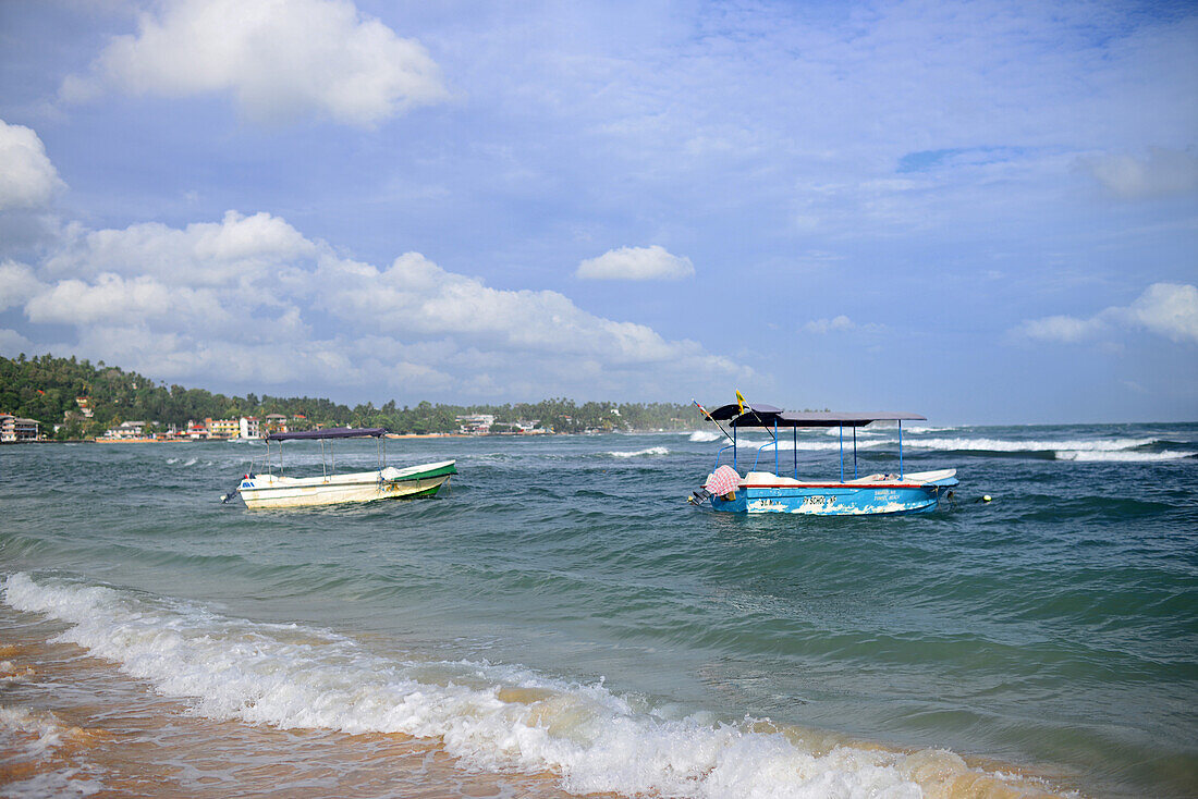 Fischerboote am Strand von Unawatuna, Sri Lanka