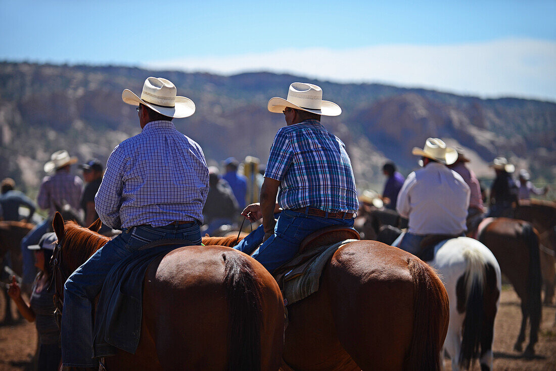 Rodeo-Wettbewerb während der Navajo Nation Fair, einer weltbekannten Veranstaltung, die die Landwirtschaft, die Kunst und das Kunsthandwerk der Navajo vorstellt und durch kulturelle Unterhaltung das Erbe der Navajo fördert und bewahrt. Window Rock, Arizona